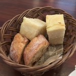 ビストロ ダイア - 自家製フォカッチャとバゲット