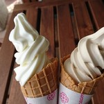 秋川牧園 直売店 - ソフトクリーム、ミルクとカフェオレ