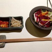 炭火焼肉 牛仁 一番町本店 - サラダとキムチ