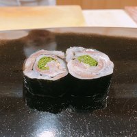 日本橋蛎殻町 すぎた - 鰯の海苔巻き。脂がのっており、芽ねぎと海苔の香りとベストマッチ