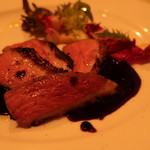 ブチ ボッケーノ - 
      「ハンガリー産マグレ鴨ロース肉のステーキ」
      ('2018.5月)