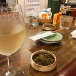 海鮮角打 つどい - グラスワインと焼酎。カウンターにて。