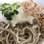 しな川 - 蕎麦の上にはこんなんがオンされる
      おろし大根・鰹節・カイワレ