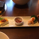 焼肉泰山  - 左から薬味やっこ、チャンジャ、海老とうずらの大葉揚げ