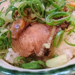 中華蕎麦 春馬 - 俺流チャーシュー丼でーす☺️