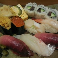 鮨丸 - 牡丹握り(2800円)