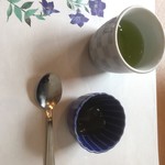 肉処 和匠 - デザートがサービスされました。
      冷茶(水沢茶)とわらび餅みたいなゼリー