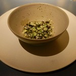 INUA - えだまめ　皮ごと焼いた枝豆、ヤリイカのダシとロケットの花