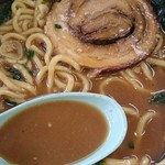 一品堂 - チャーシューの色(*´ω｀*)飯に汁プラス