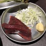 くじらや 守破理 - （鯨肉の）刺身も付いてます