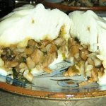 横浜中華街 北京飯店 - 五目肉まんを割ると～