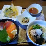 Kaisendon Ya Kitano Shouten - 蒸し鶏とオクラの冷やしそばとミニ海鮮丼と天婦羅のセット1380円