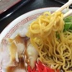 たか山 - 氷でキンキンにしまった麺と醤油スープ