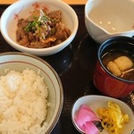 八重垣 - 卵かけご飯と牛すじ煮込み