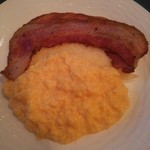 スクランブルエッグとベーコン