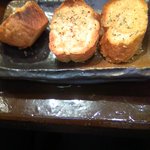 粉ひで - ガーリックフランスパンはワインにも合います