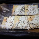 粉ひで - クラッカーのクリームチーズ乗せはちょっとしたおつまみに最適