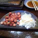 粉ひで - ウィンナー炒めは一口大に切っているので皆でつまむにも良し