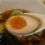 香港雲呑専門店 賢記 - 軽く味の付いた玉子は箸置き的な感じ