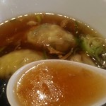 香港雲呑専門店 賢記 - 醤油味スープも美味しい