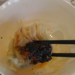 香港雲呑専門店 賢記 - にこのよう醤をつけて食べるとまた美味しい