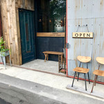 ラフ&タフ コーヒースタンド - 店舗入口