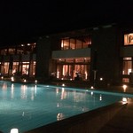 夜のレストラン棟とプール