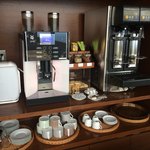 SANKARA HOTEL&SPA 屋久島 - ラウンジではコーヒー、紅茶、生ビール、焼酎などが飲み放題。