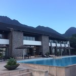 SANKARA HOTEL&SPA 屋久島 - レストラン棟とプール