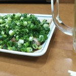 やきとり鳥かつ - ネギまみれ。中身が何かわからないけど、ももたたきです。