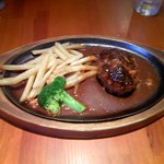 STEAK グラム - ランチのハンバーグセットはもう少しボリュームがほしいところ