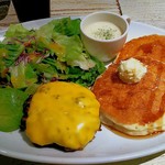 コナズ珈琲 - [ミールパンケーキ]チーズハンバーグ＆アボカド(抜\1,380)