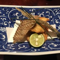 個室和食 東山 新宿本店 - 鯛の唐揚げ。皮と白身