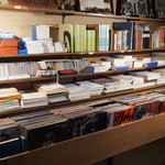レコードバー あきた文具店 - 並んでいるレコード