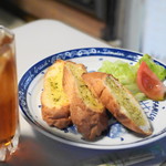 レコードバー あきた文具店 - ガーリックトースト＠500とウーロン茶＠300