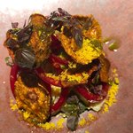 ラ・ヴァガボンド - Bettrave(赤ビーツ) 長野県産生ビーツ北海道産毛蟹の身と味噌和え、ルッコラ アボカドのピューレ カラスミのパウダー