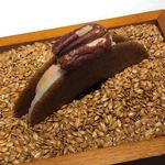 ラ・ヴァガボンド - フォアグラ フォアグラのテリーヌと梨の幸水を南米産トンカ豆のクッキーで挟んだ品