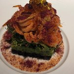 ラ・ヴァガボンド - Carre(正方形) 四角い品の下の層から、赤酢でマリネした黒米、ブロッコリーのピューレ、ハーブのサラダ、駿河湾の桜エビ、キャビア状のオリーブオイル