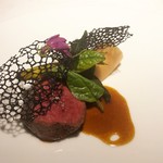 ラ・ヴァガボンド - 飛騨牛 赤身のランプ肉 ジュのソース 竹炭のガレット、メロンの付け合わせ