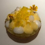 ラ・ヴァガボンド - June(黄色) レモンパウダー シトロンのクリーム レモングラスの泡 下の層にパイナップルのコンポート カラマンシーのジュレ カモミールのアイス ナッツ類