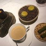 ラ・ヴァガボンド - 茶菓子 ピスタチオのマカロン ボルドーのカヌレ 抹茶パウダーのクッキー生地にライムとホワイトチョコのムース 下にココナッツ