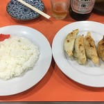 餃子会館 - キャーーー！！！餃子ライスーーー！！！
5個にライスで￥530。餃子は5、6、7、8個と選べる。
10個はダブルとなる。

揚げ餃子ぽいタイプだな。

いただきまーす！！！

