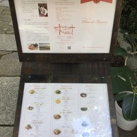クリマ ディ トスカーナ - エントランスに置いてあるリストランテの案内　これだけ詳細に書いてあると全部読むには時間がかかります