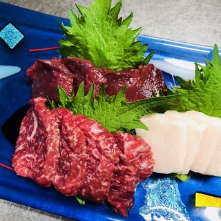 珍しい馬の立髪入り 馬刺しの3点盛り 美味しい宮崎鶏炭火焼等全10品 焼きしゃぶ 馬ずくしコース 3h飲放付き6000円 5000円 500円で八海山他10種の日本酒も 肉と焼しゃぶ酒場 笑直や しょうじきや 京急川崎 居酒屋 食べログ 珍しい馬の立髪入り 馬刺しの3点盛り 美味しい宮崎鶏炭火焼等全10品 焼きしゃぶ 馬ずくしコース 3h飲放付き6000円 5000円 500円で八海山他10種の日本酒も 肉と焼しゃぶ酒場 笑直や しょうじきや 京急川崎 居酒屋 食べログ