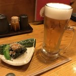 Sakuramaru - 生ビールとお通しのナスの揚げ浸し