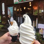 千本松牧場 - 土産物売店のトナリで牧場の搾りたての牛乳で作るソフトクリームとコーヒーゼリークリームを購入