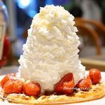 エッグスンシングス - ストロベリー、ホイップクリームとマカダミアナッツのワッフル 1,180円
