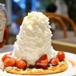 エッグスンシングス - ストロベリー、ホイップクリームとマカダミアナッツのワッフル 1,180円