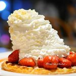 エッグスンシングス - 傾きかけている、ストロベリー、ホイップクリームとマカダミアナッツのワッフル 