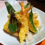 海里 - 天ぷら盛り合せ、エビがとにかくプリッとしていて今まで食べた事がないふっくら感